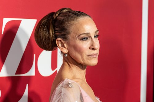 Γιατί η Σάρα Τζέσικα Πάρκερ θέλει να πάψουν να την αποκαλούν γενναία για τα φυσικά γκρίζα μαλλιά της;