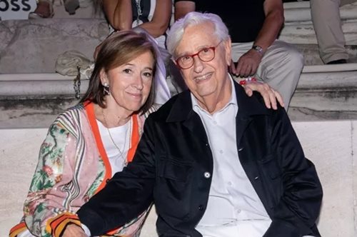 Χριστιάνα Καίσαρη: Η βραδινή εμφάνιση με κοντή φούστα και metallic μποτάκια