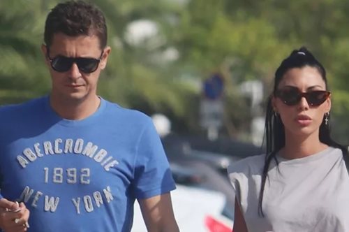 Μικρές μάγισσες μπροστά από το σχολικό τους οι κόρες του Αντώνη και της Ιωάννας Σρόιτερ