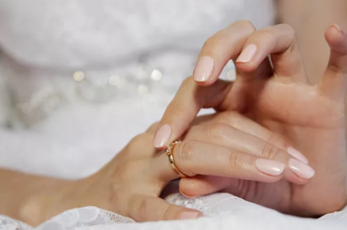 Lip Gloss nails: H No1 τάση μανικιούρ για την άνοιξη του '23 ευνοεί τη φυσικότητα στα νύχια