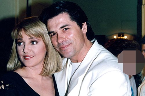 37 χρόνια πριν: Η Ρούλα Κορομηλά νύφη στο πλευρό του Πάνου Μιχαλόπουλου με το νυφικό που άφησε ιστορία