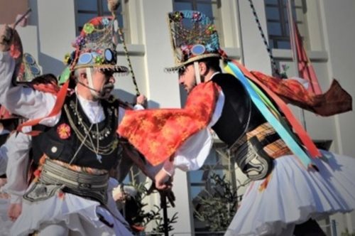 Κοζάνη: Οι χορευτικοί θίασοι των Μωμόγερων επιστρέφουν