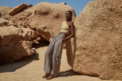 Τα καλοκαιρινά looks που θα σας εξασφαλίσουν premium κομψότητα με βιώσιμο χαρακτήρα