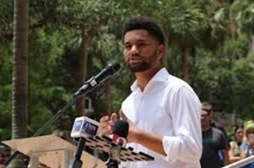 Μάξγουελ Φροστ: Ο πρώτος αντιπρόσωπος της γενιάς Ζ στο Κογκρέσο