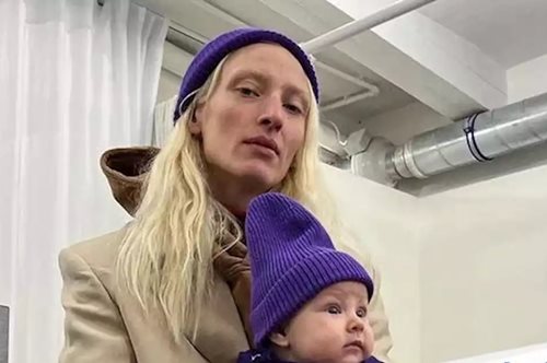 Το σούπερ μόντελ που θηλάζει το μωρό της πριν βγει στην πασαρέλα