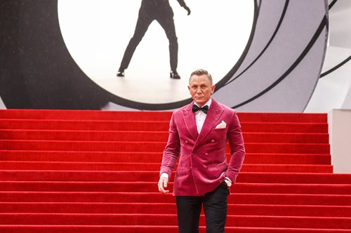 Από πράκτορας...Ιππότης: Ο Ντάνιελ Κρεγκ παρασημοφορήθηκε από την βρετανική βασιλική οικογένεια