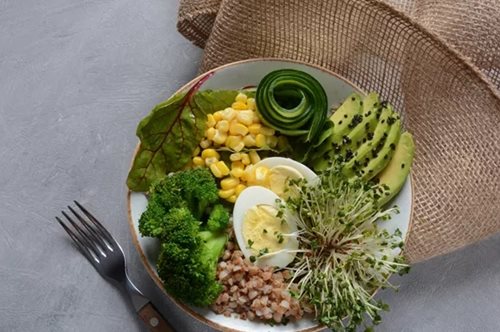 Δείπνο για κορίτσια: Το διατροφικό trend του TikTok που δεν θέλει μαγείρεμα