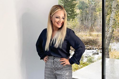 Νάνσυ Ζαμπέτογλου με μαύρο μαγιό και ροζ γυαλιά στο πιο καλοκαιρινό fashion combo