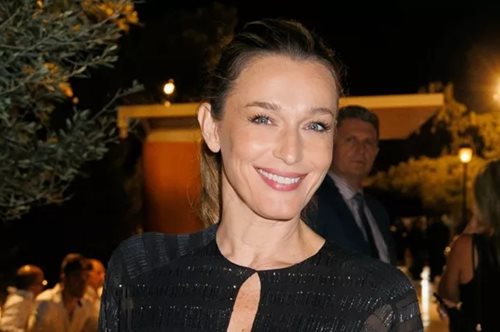 Η Κάτια Ζυγούλη απόλαυσε επί σκηνής τον Σάκη Ρουβά - Τα κομψά φλατ σανδάλια της