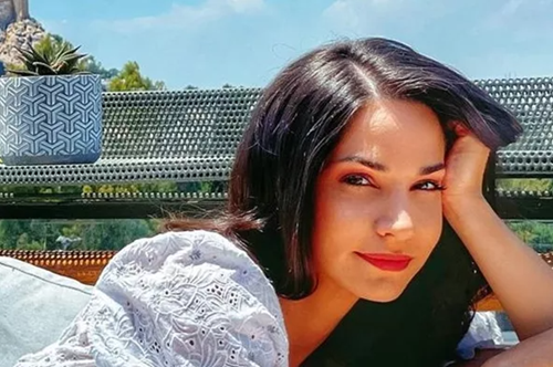 Κατερίνα Γερονικολού: Έγινε κουμπάρα φορώντας το πιο ονειρεμένο λιλά φόρεμα του καλοκαιριού