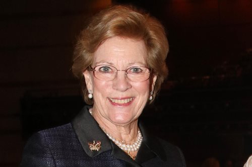 Άννα Μαρία Γλίξμπουργκ: Με κομψό καμηλό blazer στο κέντρο της Αθήνας