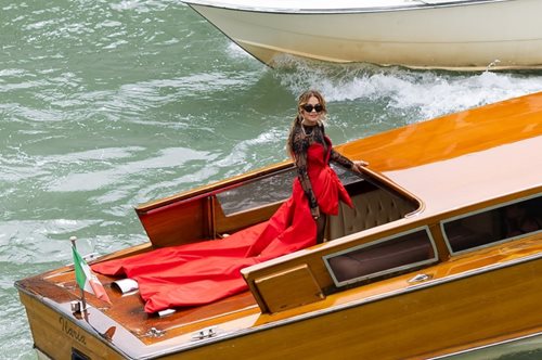 Ρίτα Ορα: Η μεγαλοπρεπής άφιξη με σκάφος στο Φεστιβάλ Βενετίας