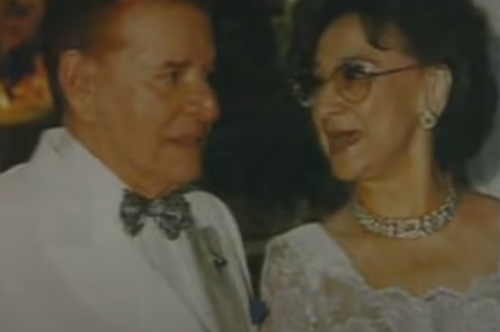 Ρετρό κλικ: Το ζεύγος Λάτση σε μια ένθερμη χειραψία με την αείμνηστη βασίλισσα Ελισάβετ