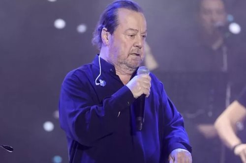 Ο Μιχαήλ Βαρθακούρης στο σπίτι του πατέρα του στην Πάρο - Τα πορτραίτα, η γωνιά με το πιάνο και η κυκλαδίτικη αισθητική