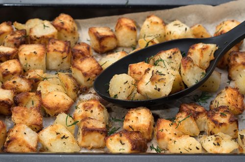 Λαχταριστές country πατάτες φούρνου που λιώνουν στο στόμα. Η νοστιμιά δεν έχει θερμίδες