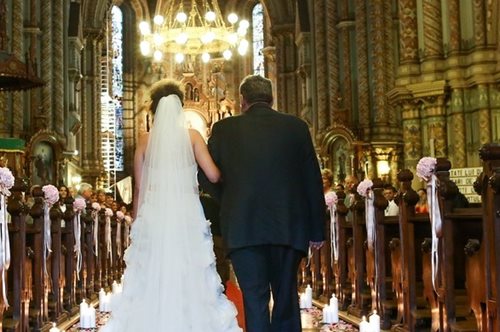 Νύφη περπατάει μέσα σε πλημμυρισμένη εκκλησία για να φτάσει στον γαμπρό