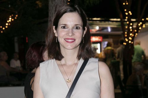 Ευγενία Δημητροπούλου: Με λινή βερμούδα και μαύρο ολόσωμο μαγιό στην Καλαμάτα