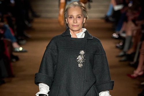 Κρίστιν Σκοτ Τόμας: Υπέροχη στα 63, περπάτησε στην πασαρέλα της Miu Miu