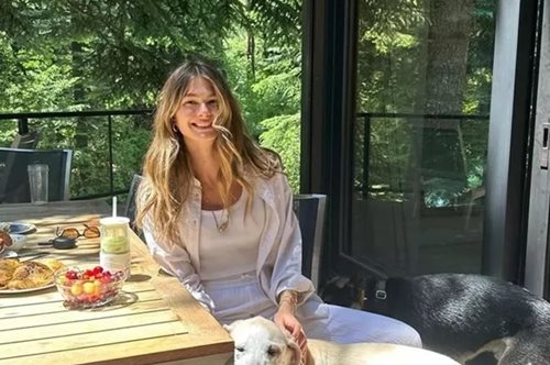 Από meeting σε meeting η Αμαλία Κωστοπούλου: Το outfit που επέλεξε είναι το ιδανικό για μια μέρα στο γραφείο