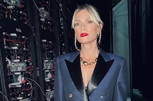 Ο πιο chic τρόπος για να φορέσεις το λευκό t-shirt σε βραδινή έξοδο σύμφωνα με τη Βίκυ Καγιά