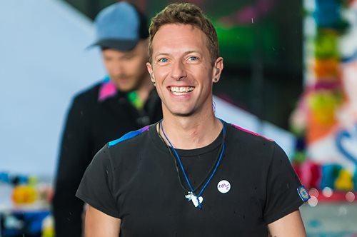 Κρις Μάρτιν: τραγουδά το Sky full of stars σε μελλόνυμφους σε pub της Αγγλίας