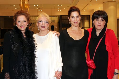 Η Νόνικα Γαληνέα φωτογραφίζει τις τρεις έφηβες κόρες της Αριέττα, Αλεξία και Αμαλία Μουτούση