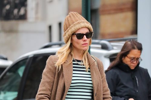 Η Σιέννα Μίλλερ φόρεσε το πιο αμφιλεγόμενο παντελόνι των 90s - Η τάση που αγαπάμε να μισούμε επανήλθε