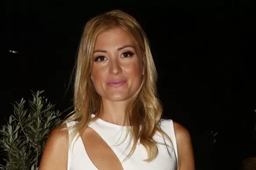 Αγνώριστη η Ράνια Τζίμα: Υιοθέτησε το κούρεμα που κολακεύει όλες τις γυναίκες