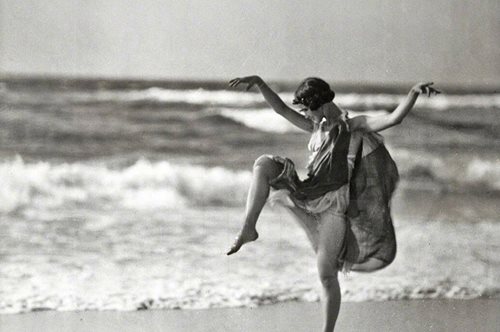 Ισιδώρα Ντάνκαν: Η θυελλώδης ζωή, ο τραγικός θάνατος και η μυθική φωτογράφησή της στην Ακρόπολη