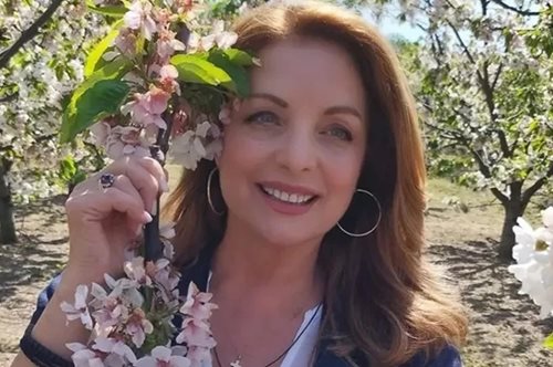 Με άνετο outfit και sneakers στις ανθισμένες κερασιές η Άντζελα Γκερέκου