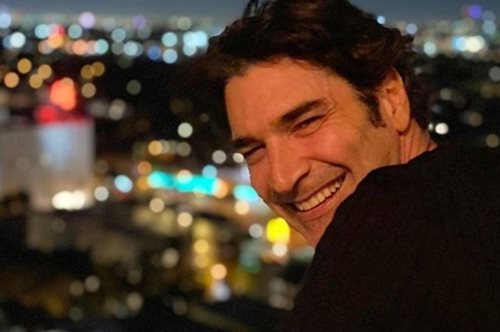 Χριστόφορος Παπακαλιάτης: Αγκαλιά με την αγαπημένη του πρωταγωνίστρια στο θέατρο