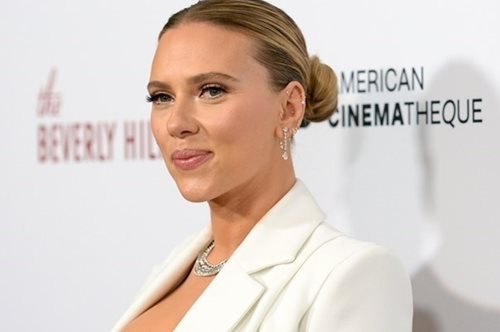 Σκάρλετ Γιόχανσον: Κανείς δεν κατάλαβε ότι έπαιξε σε μία από τις δημοφιλέστερες χριστουγεννιάτικες ταινίες όλων των εποχών