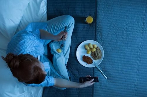 Γιατί πεινάς το βράδυ; Plus 4 βραδινά σνακ με λίγες θερμίδες