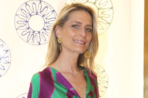 Η Τατιάνα Μπλάτνικ με total white σύνολο στην παρουσίαση της εθνικής καμπάνιας για την ψυχική υγεία