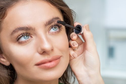 Αυτή είναι η καλύτερη μάσκαρα για πολύ μακριές βλεφαρίδες με πλούσιο όγκο