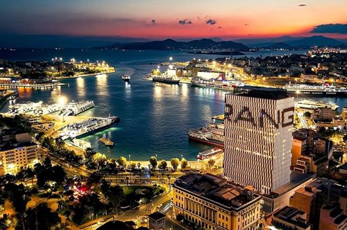 H Range Rover στον Πύργο Πειραιά