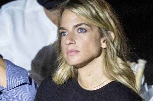 Η Χρυσή Βαρδινογιάννη με μαύρη δημιουργία με ανοιχτούς ώμους σε μία ξεχωριστή εκδήλωση