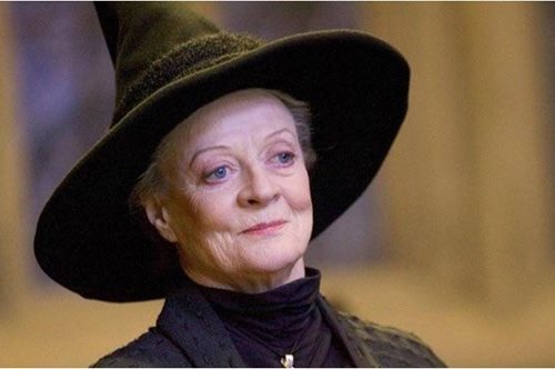 Μάγκι Σμιθ: Σήκωσαν τα ραβδιά τους στον αέρα προς τιμήν της έξω από το Χόγκουαρτς