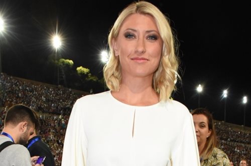 Η casual εμφάνιση της Σίας Κοσιώνη με δερμάτινο παντελόνι στο κέντρο της Αθήνας