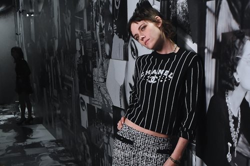 Chanel S/S 2023: Η Κρίστεν Στιούαρτ είναι η απόλυτη μούσα της Βιρζινί Βιάρ