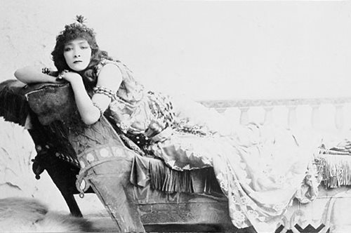 Σάρα Μπερνάρ: H πρώτη γυναίκα που φόρεσε κοστούμι και η επιθυμία της να γίνει μοναχή