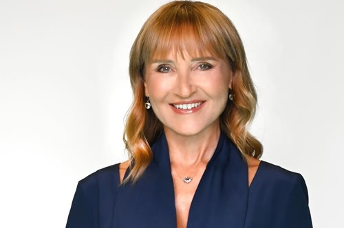 Μάρα Ζαχαρέα: Το casual chic σύνολό της με δερμάτινο μπουφάν και ασημί πλισέ φούστα στο Παρίσι