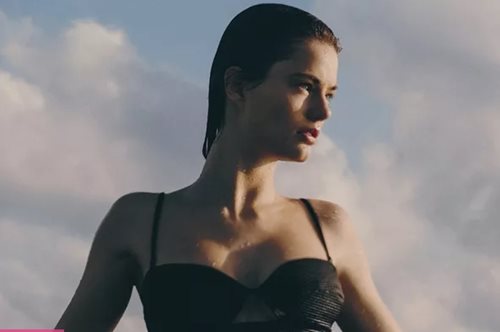 H πιο κομψή εκδοχή σου και στην παραλία: Τα μαγιό που αξίζει να έχει στη συλλογή της μία fashionista