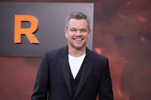 O Ματ Ντέιμον απολαμβάνει τις διακοπές του στη Μύκονο με την οικογένειά του- εκτός βέβαια από το επεισόδιο με τη βόμβα!