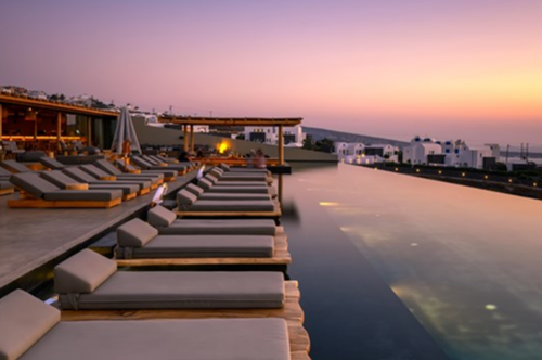 Το Pacman Sunset Restaurant Bar μας δίνει έναν καλό λόγο για απόδραση στην Σαντορίνη