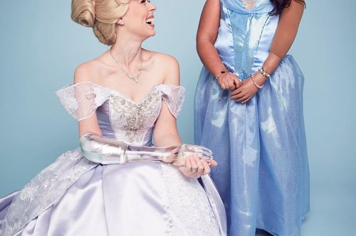 Η Σταχτοπούτα με το γυάλινο χέρι συμπεριλήφθηκε στην εγκυκλοπαίδεια πριγκιπισσών της Disney