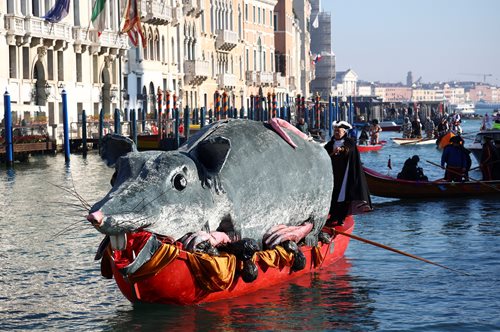 Το καρναβάλι της Βενετίας ξεκίνησε με πρωταγωνιστή ένα τεράστιο αρουραίο