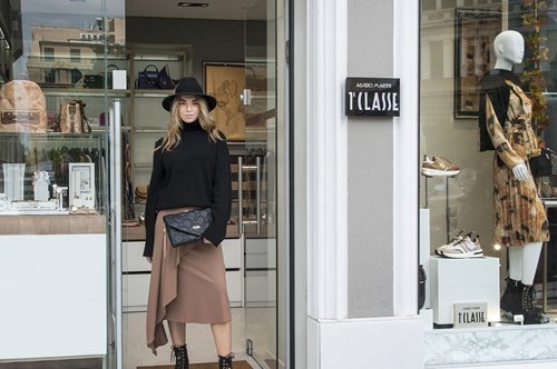 Πώς θα είσαι chic αυτή τη σεζόν: Οι πιο κομψές επιλογές σε ρούχα και αξεσουάρ