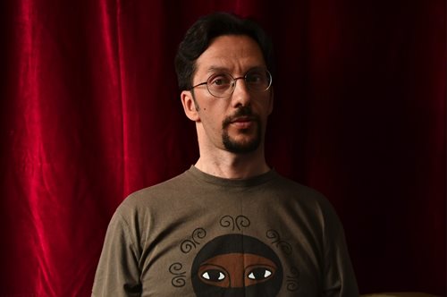 Κώστας Μανίκης: ο τετραπληγικός μουσικός από την Θεσσαλονίκη που μαγεύει τον κόσμο