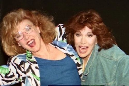 Μια αγκαλιά γεμάτη αναμνήσεις: Η Μαίρη Χρονοπούλου και η Μάρω Κοντού σε ένα σπάνιο καλοκαιρινό στιγμιότυπο